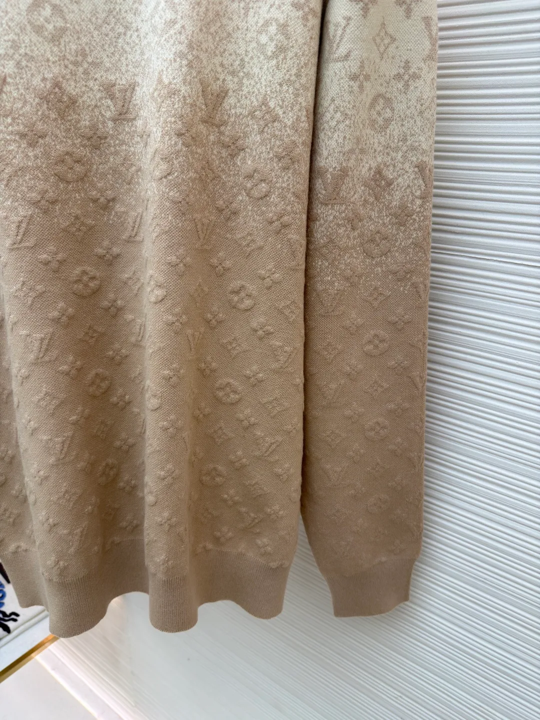LOUIS VUITTON letter gradient jacquard sweater ●Original version: purchased and developed for 13200 ●Item number: 1682320-B65 ●Fabric: cotton fabric ●Technology: knitted jacquard production ●Color: khaki gradient ●Version: fitted version ●Weight: about 590 grams ●Size: S-M-L-XL ●Description: This Louis Vuitton beige knitted sweater is made of Australian merino wool and mulberry silk blended yarn, woven on a 24-needle precision computerized flat knitting machine. The base is a delicate jersey structure, which combines the warmth of wool with the smooth touch of silk. The body of the garment uses a combination of jacquard + gradient dyeing and finishing processes. The upper part is woven with a classic Monogram pattern using three-dimensional jacquard technology. The pattern height is accurate to 0.3 mm. The lower part uses a segmented dip-dyeing process to achieve a beige gradient effect from light to dark. The dye is a plant-based environmentally friendly dye, which is not easy to fade after color fixation. The collar, cuffs and hem are all made of double-layer ribbing technology, which is highly resistant to deformation after pre-shrunk treatment. The shoulders are seamlessly integrated to reduce friction when wearing. The overall micro-profile tailoring and side seam invisible slits ensure a crisp silhouette while increasing the freedom of movement. Each process is hand-checked by the brand to ensure the quality of details. The overall wiring is straight and delicate, the fabric is comfortable and soft, and the color is consistent without color difference. It can be matched with the same style to create a fashionable look and control various occasions. Customized accessories, complete with three standards, same style for men and women!